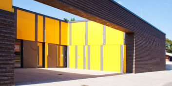 Blick durch den Eingangsbereich in den Innenhof, der Belichtung für das Fachkabinett liefert © 2017 Betrieb für Bau und Liegenschaften Mecklenburg-Vorpommern