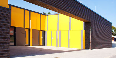 Blick durch den Eingangsbereich in den Innenhof, der Belichtung für das Fachkabinett liefert © 2017 Betrieb für Bau und Liegenschaften Mecklenburg-Vorpommern