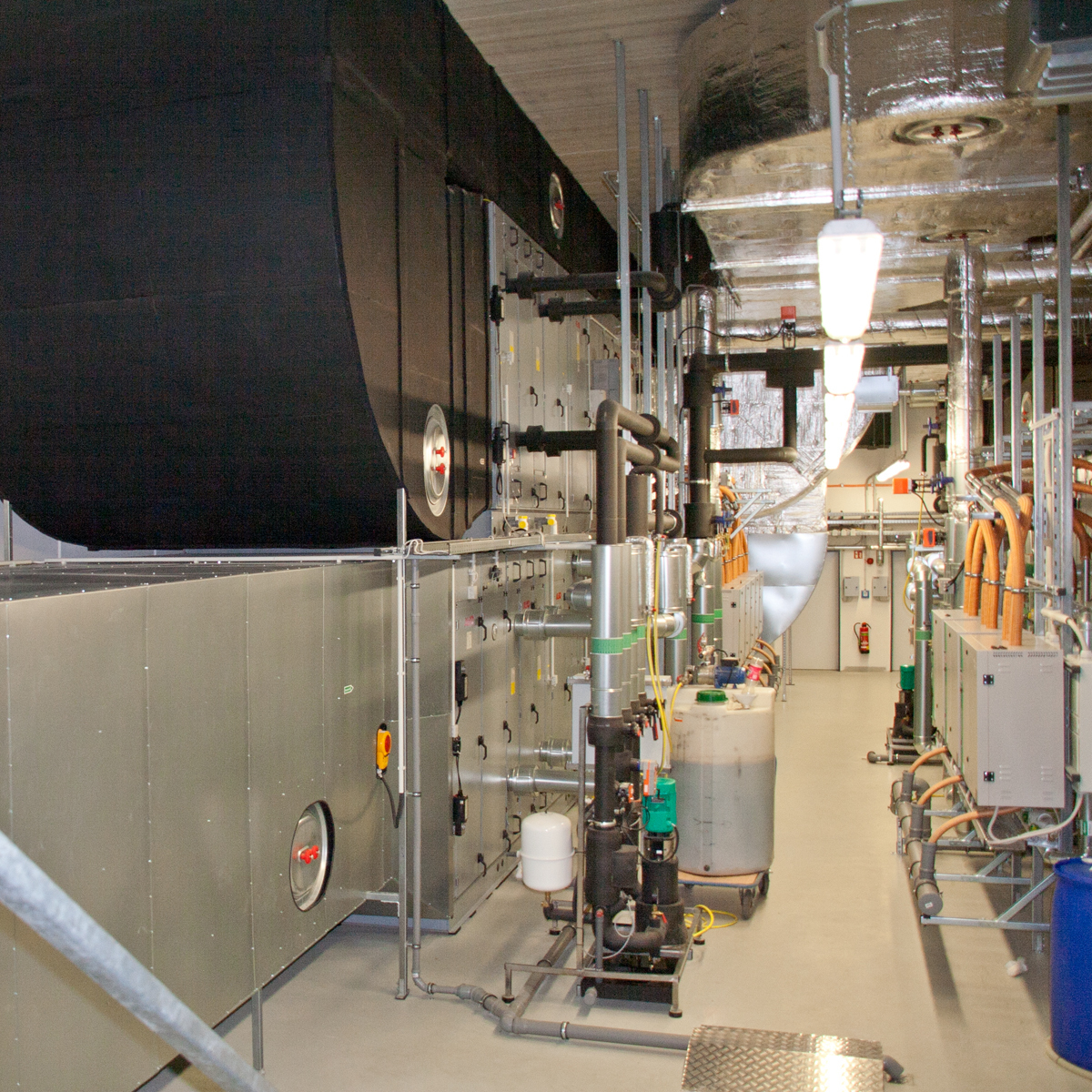 Blick in den Haustechnikraum der Lüftungsanlage mit vier Lüftungseinheiten, die  für die beiden Schießanlagen die Luft von schädlichen Gasen befreit © 2017 Betrieb für Bau und Liegenschaften Mecklenburg-Vorpommern