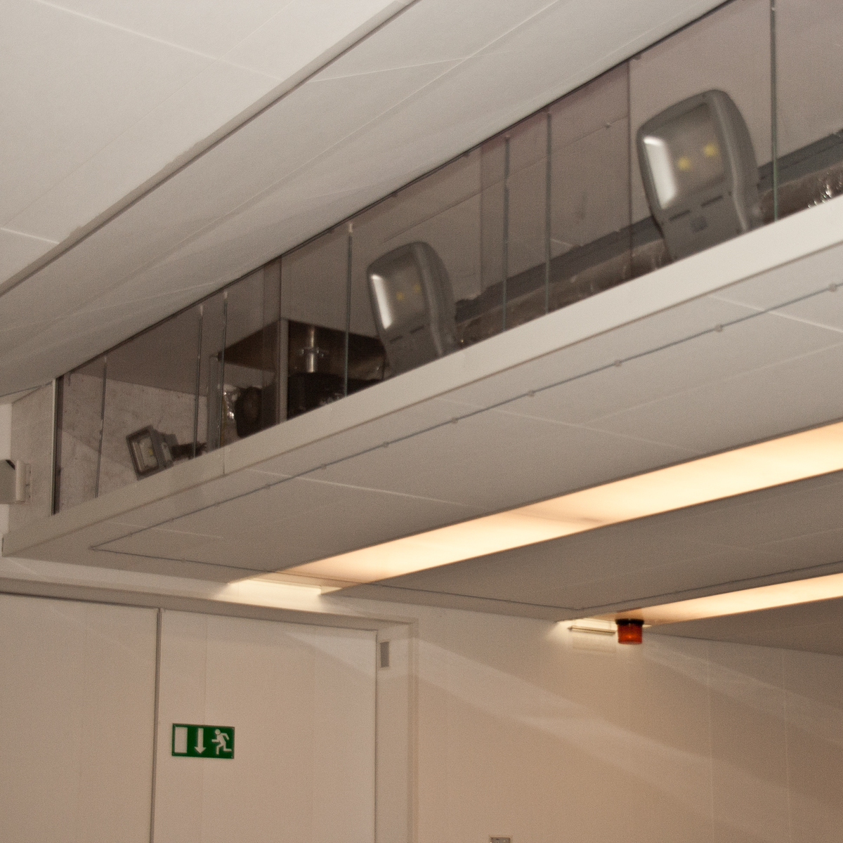 Blick  auf die Projektoren im Deckenbereich des Simulationsraumes mit 180° Schießanlage © 2017 Betrieb für Bau und Liegenschaften Mecklenburg-Vorpommern