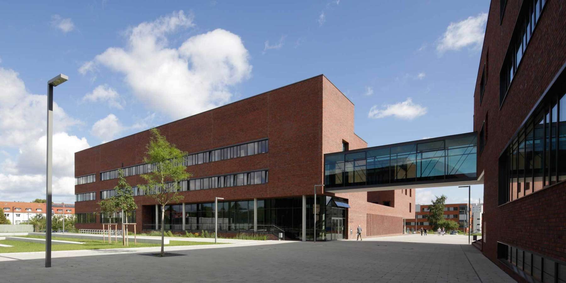 Die beiden Neubauten (links das Lehrgebäude und rechts das Forschungsgebäude) sind im 1. OG durch eine gläserne Brücke verbunden © 2015 Betrieb für Bau und Liegenschaften Mecklenburg-Vorpommern