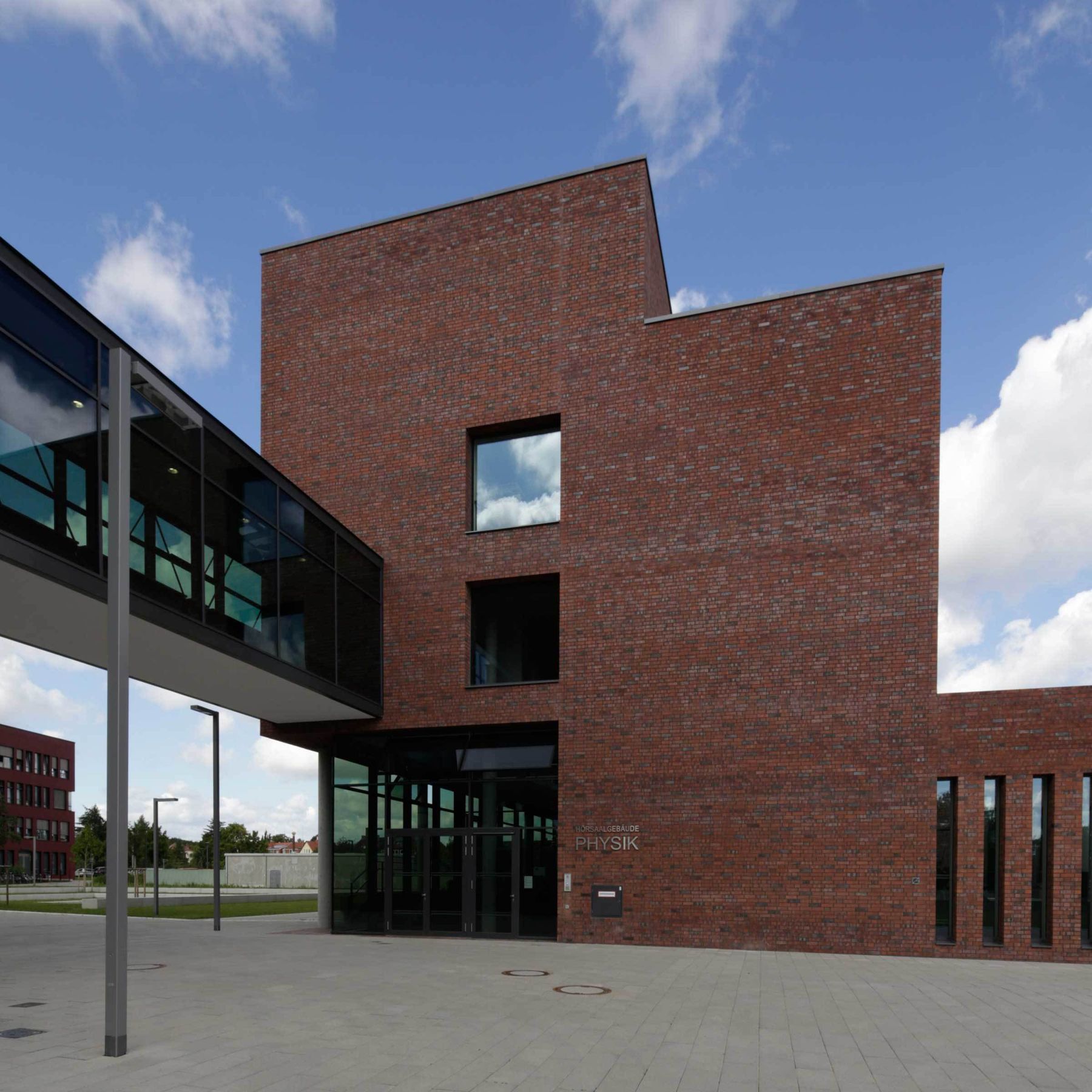 Im Lehrgebäude befinden sich neben Hörsälen, Seminar- und Praktikumsräumen auch die Räume der Verwaltung © 2015 Betrieb für Bau und Liegenschaften Mecklenburg-Vorpommern