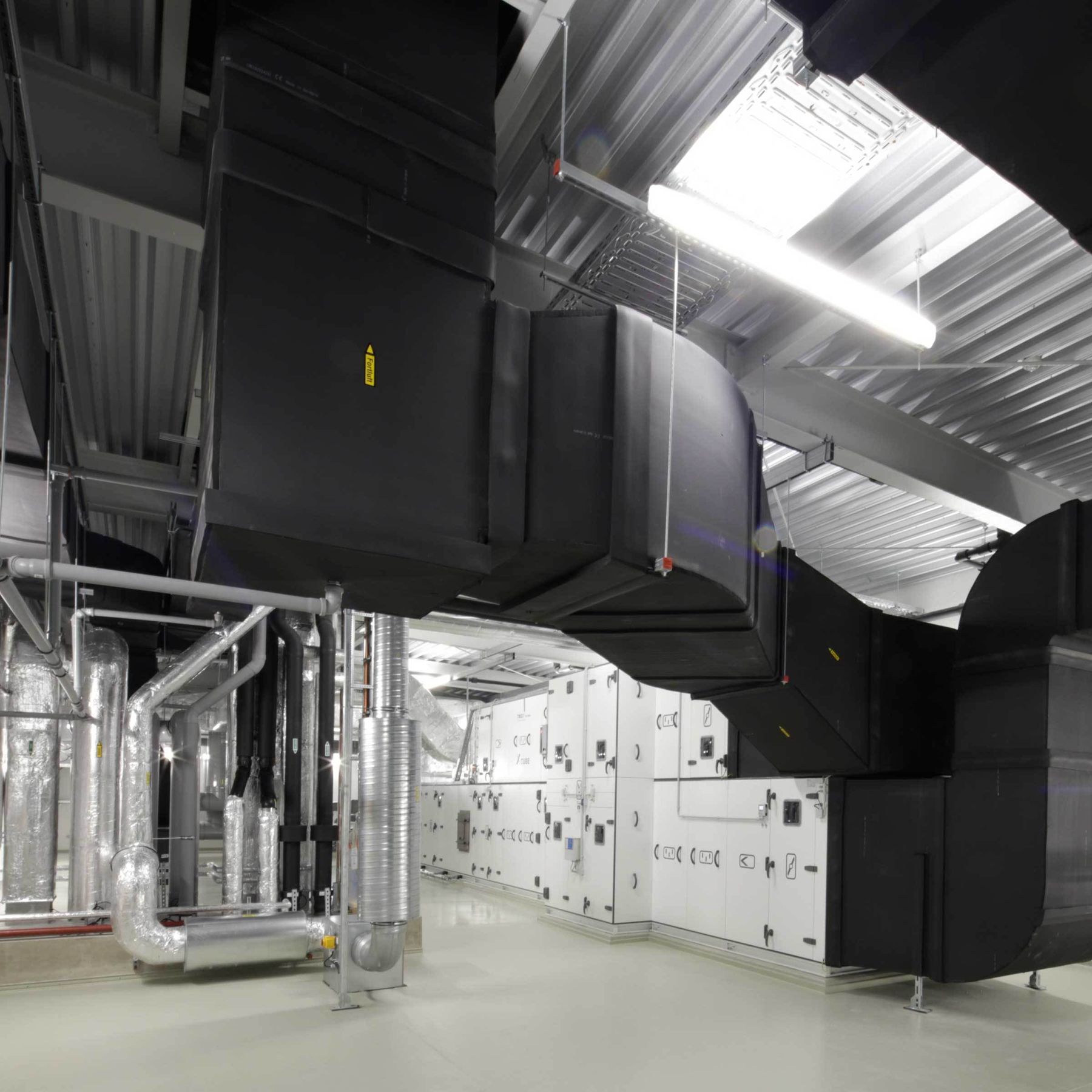 Blick in die Technikzentrale im Dachgeschoss © 2015 Betrieb für Bau und Liegenschaften Mecklenburg-Vorpommern