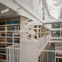 Die durch den Luftraum schwebende Blätter sammeln sich in einem Stapel im 3. Obergeschoss wieder. © 2017 Betrieb für Bau und Liegenschaften Mecklenburg-Vorpommern