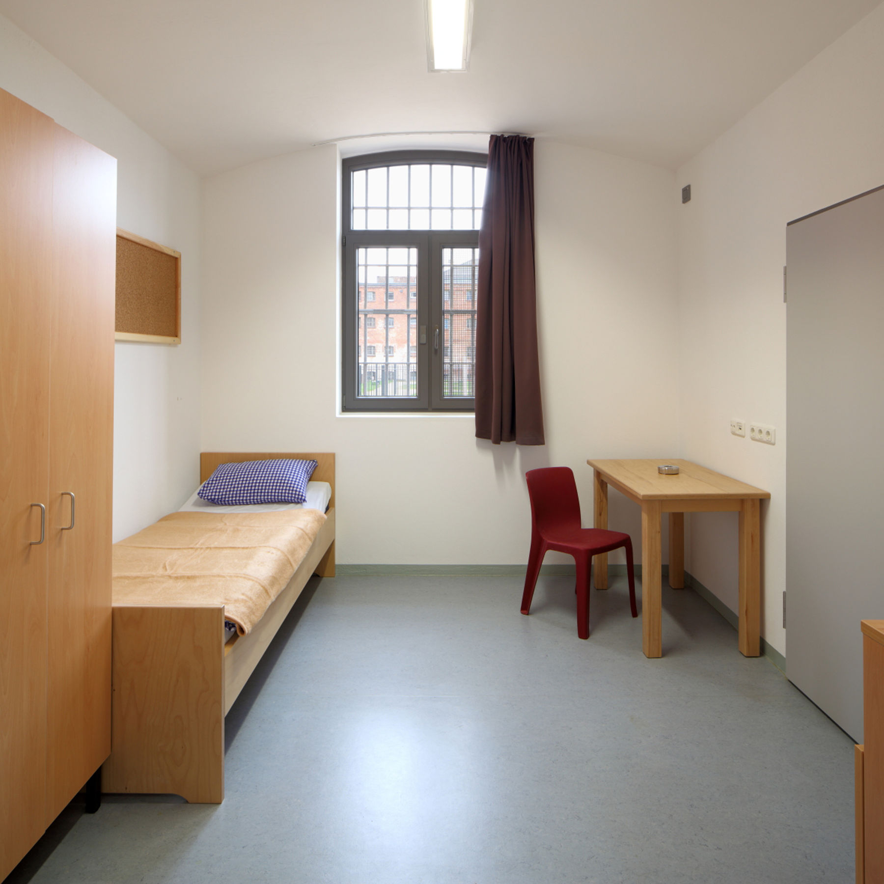 Blick in einen Einzelhaftraum © 2017 Christoph Edelhoff im Auftrag dhbt Architekten aus Kiel