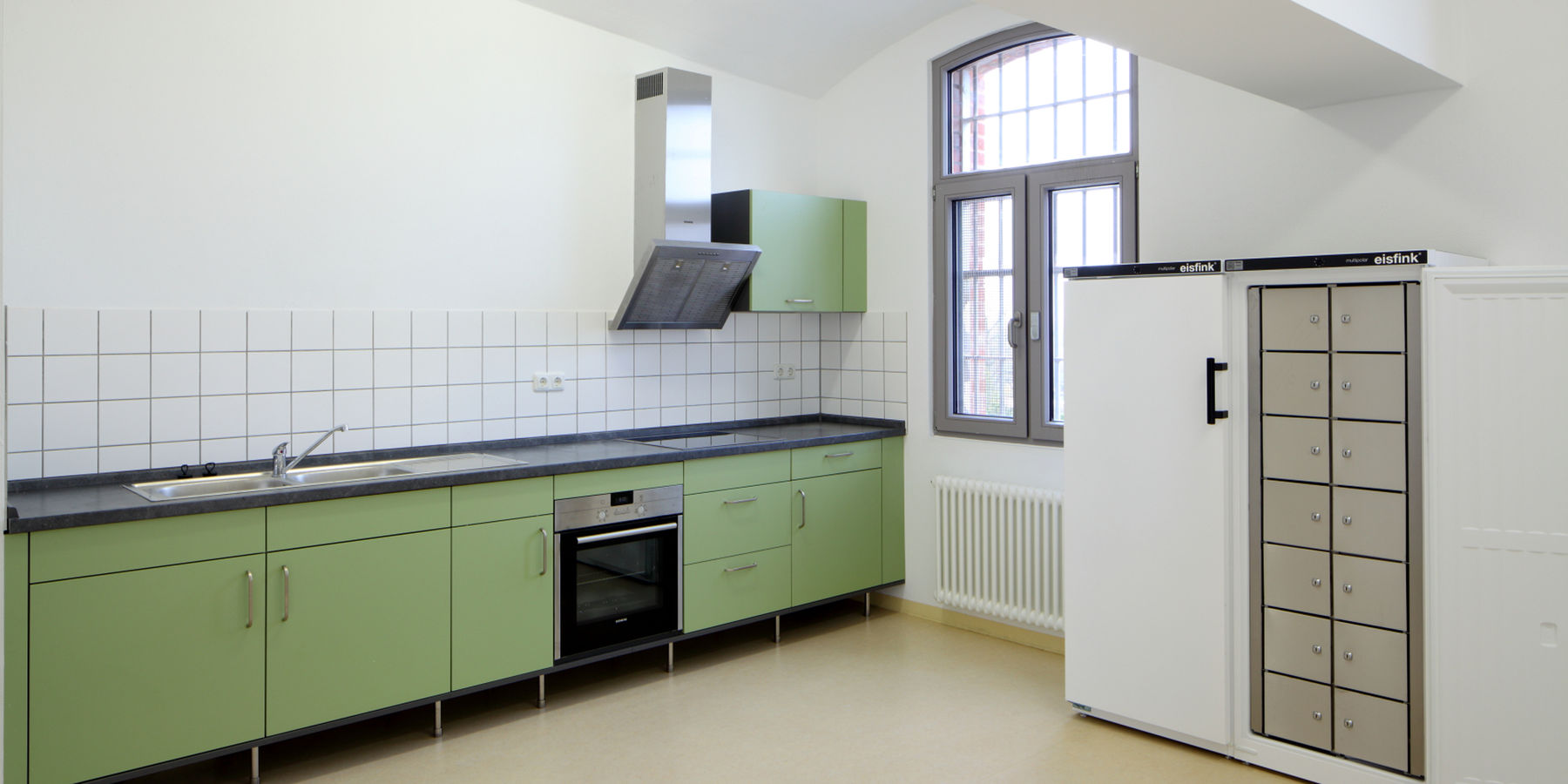 Blick auf die Küchenzeile des Gemeinschaftsraumes © 2017 Christoph Edelhoff im Auftrag dhbt Architekten aus Kiel