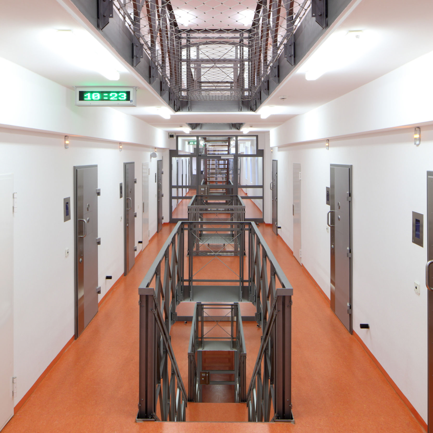 das offene Gangsystem des 1. Obergeschosses mit Blick in das 2. Obergeschoss und in das Erdgeschoss © 2017 Christoph Edelhoff im Auftrag dhbt Architekten aus Kiel