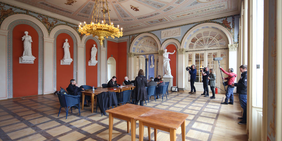 Im Roten Saal stellten Jeannette Venohr und Claudia Henning vom BBL M-V die Untersuchungsergebnisse vor. © 2017 Betrieb für Bau und Liegenschaften Mecklenburg-Vorpommern