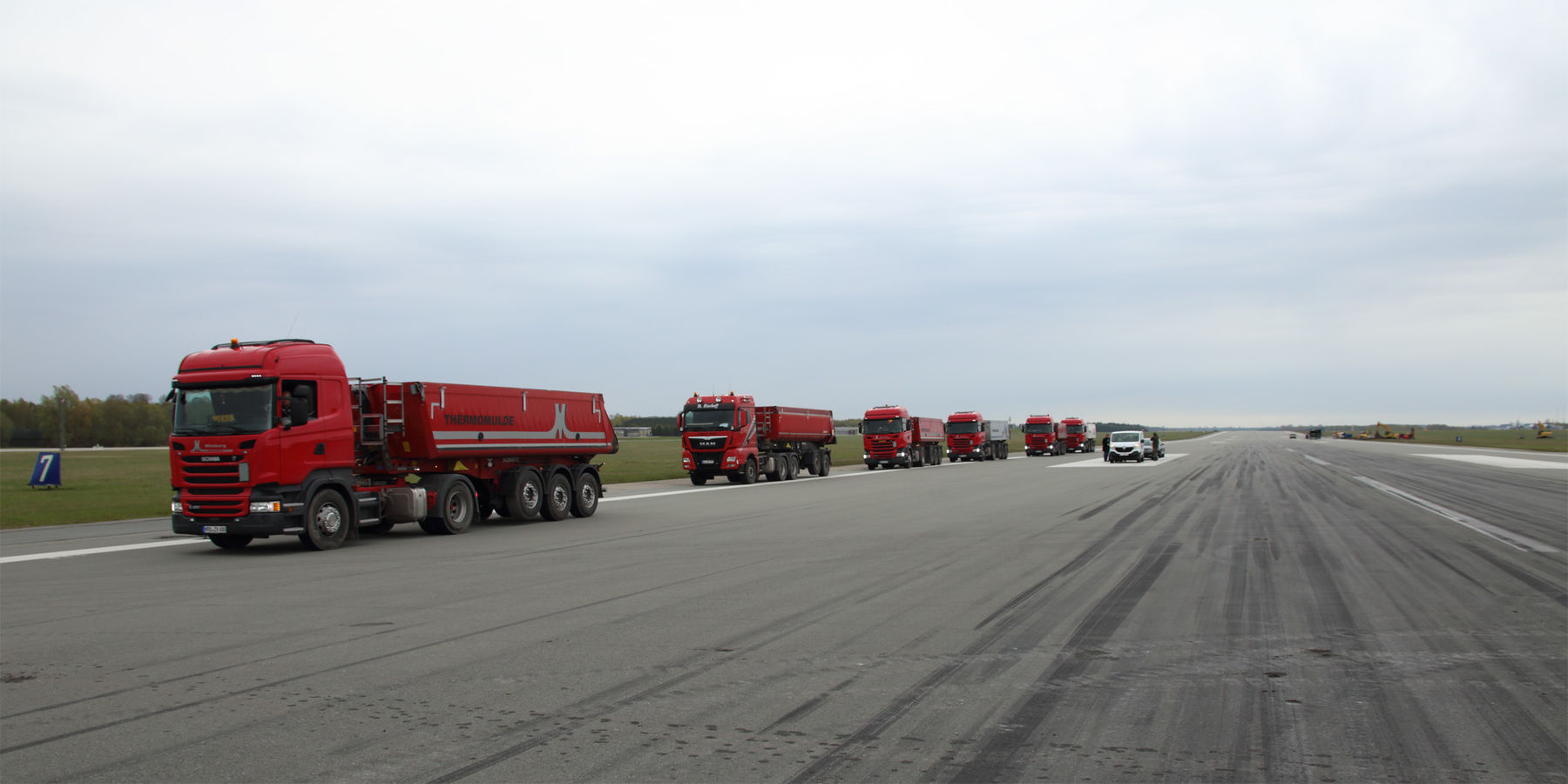 Die LKW stehen zum Beladen bereit. Abtransportiert wird das abgebrochene Asphaltgranulat der Übergangs- und Überrollbereiche auf der Start- und Landebahn. © 2017 Betrieb für Bau und Liegenschaften Mecklenburg-Vorpommern