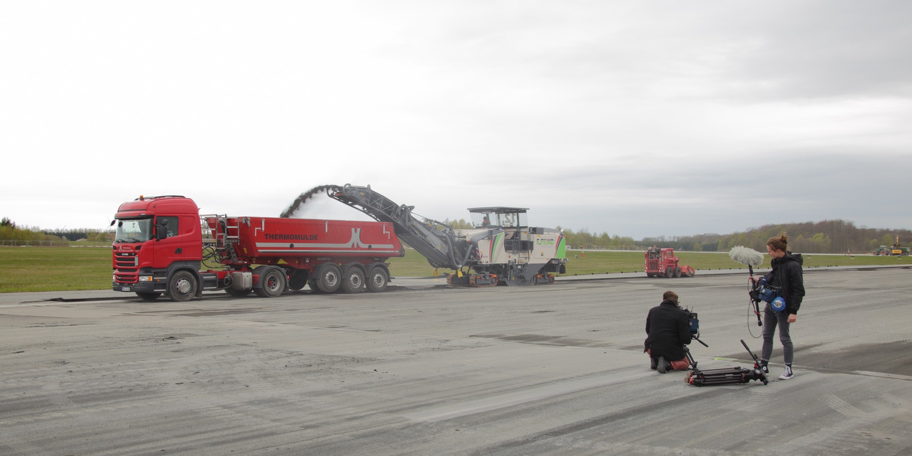 Beginn der Arbeiten an der Start- und Landebahn auf dem Flugplatz Rostock-Laage im Frühjahr 2017. Der Flugbetrieb ruhte für drei Wochen Hier wird die alte Deckschicht abgefräst und auf die LKW geladen. © 2017 Betrieb für Bau und Liegenschaften Mecklenburg-Vorpommern