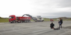 Beginn der Arbeiten an der Start- und Landebahn auf dem Flugplatz Rostock-Laage im Frühjahr 2017. Der Flugbetrieb ruhte für drei Wochen Hier wird die alte Deckschicht abgefräst und auf die LKW geladen. © 2017 Betrieb für Bau und Liegenschaften Mecklenburg-Vorpommern
