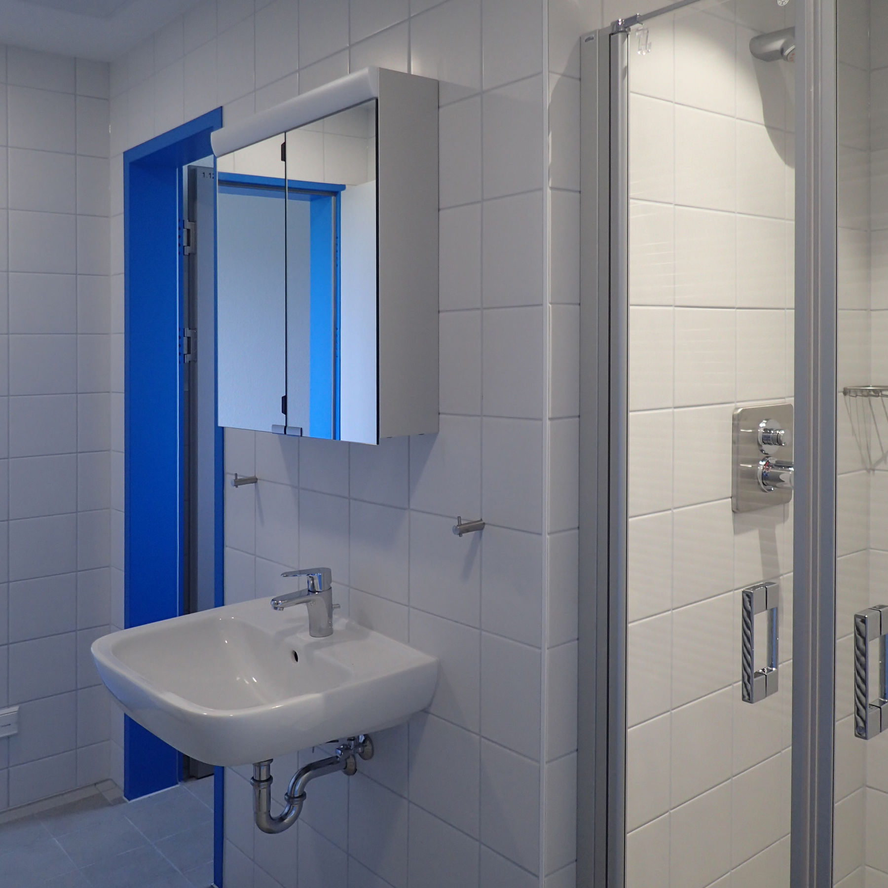 Blick in ein saniertes Bad mit Dusche. © 2017 AIU Architekten- und Ingenieurunion Stralsund GmbH