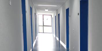 Der vorhandene Belag des Fußbodens aus Kautschuk im Flur des Obergeschosses wurde eingepflegt und strahlt wieder in neuem Glanz. © 2017 AIU Architekten- und Ingenieurunion Stralsund GmbH