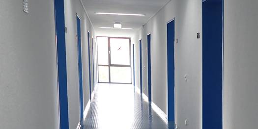 Der vorhandene Belag des Fußbodens aus Kautschuk im Flur des Obergeschosses wurde eingepflegt und strahlt wieder in neuem Glanz. © 2017 AIU Architekten- und Ingenieurunion Stralsund GmbH