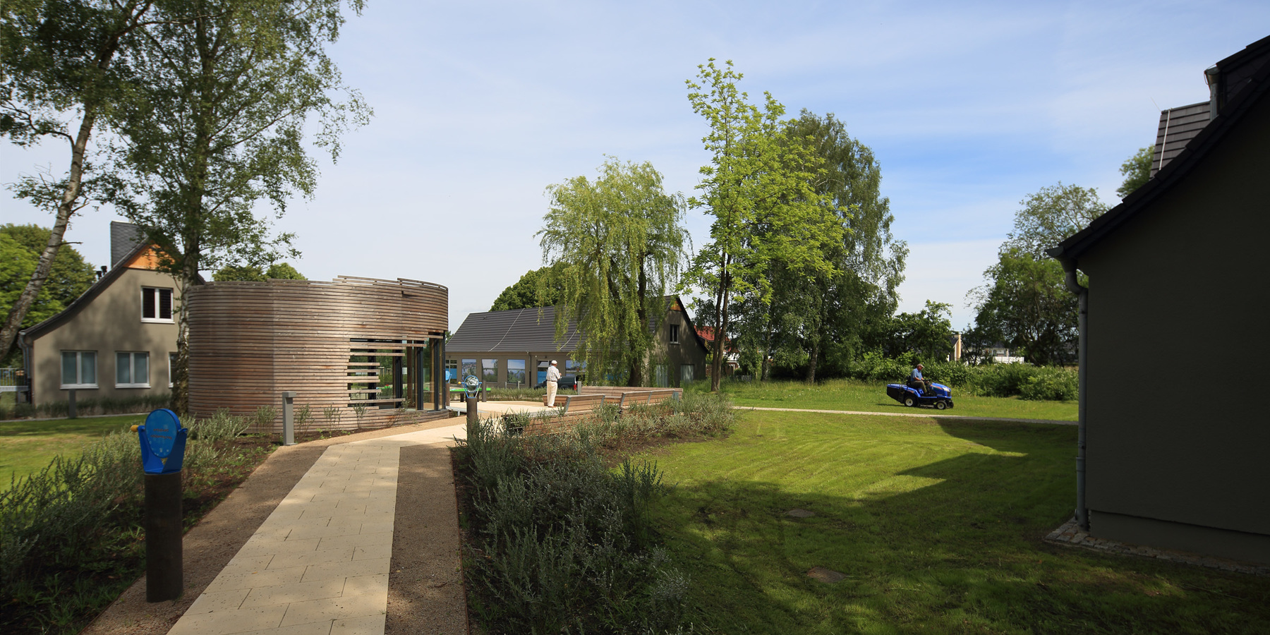 Die Bewirtschaftung der Liegenschaft wird vom Objektmanagement des BBL M-V Geschäftsbereich Schwerin übernommen - dazu gehört auch die Pflege der Außenanlagen. © 2017 Betrieb für Bau und Liegenschaften Mecklenburg-Vorpommern