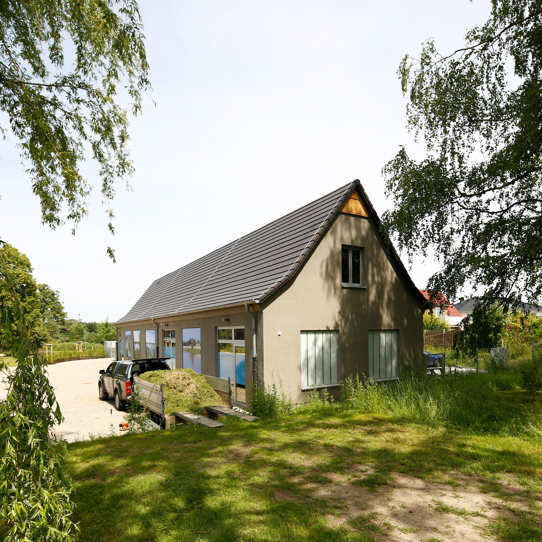 Vor dem Werkstattgebäude parkt der Hänger, mit dem das gemähte Gras abtransportiert werden kann. © 2017 Betrieb für Bau und Liegenschaften Mecklenburg-Vorpommern