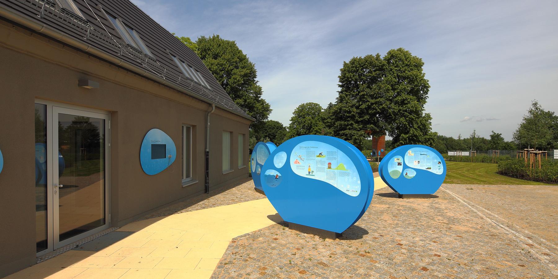 Blick auf die Elemente der Outdoor-Ausstellung. © 2017 Betrieb für Bau und Liegenschaften Mecklenburg-Vorpommern