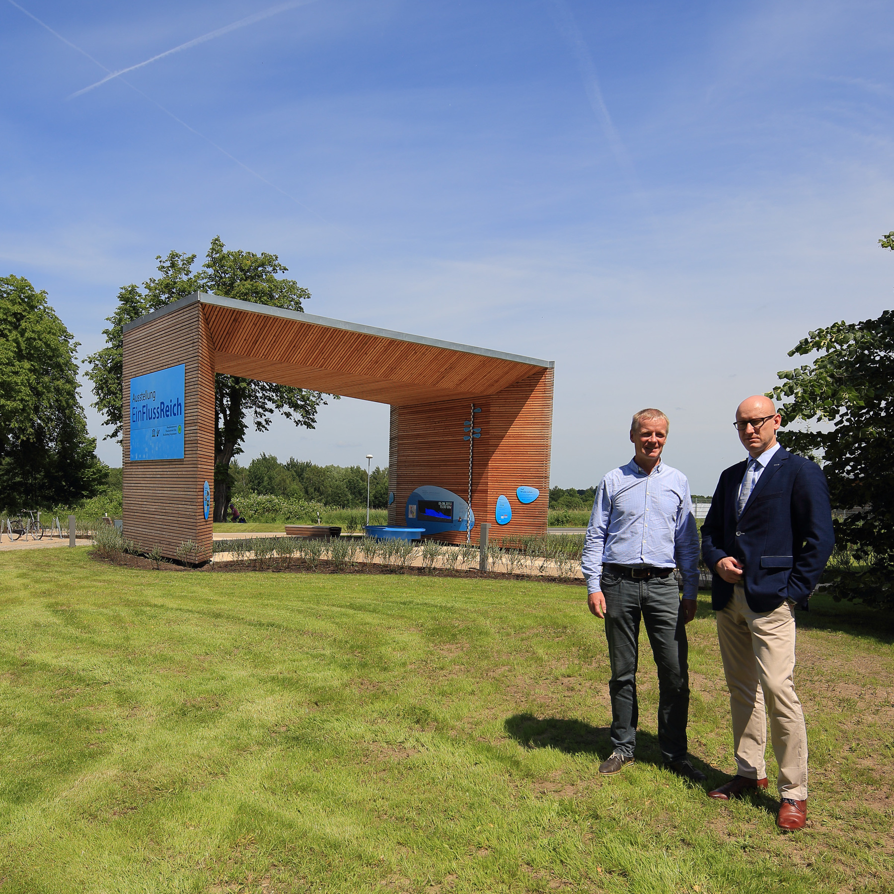 Sanierung abgeschlossen - Lorenz Meyer (links) und Robert Klaus (rechts) vom BBL M-V nach dem Abschluss der Sanierung des Elbberghauses und der Fertigstellung der Außenanlagen im Juni 2017. © 2017 Betrieb für Bau und Liegenschaften Mecklenburg-Vorpommern