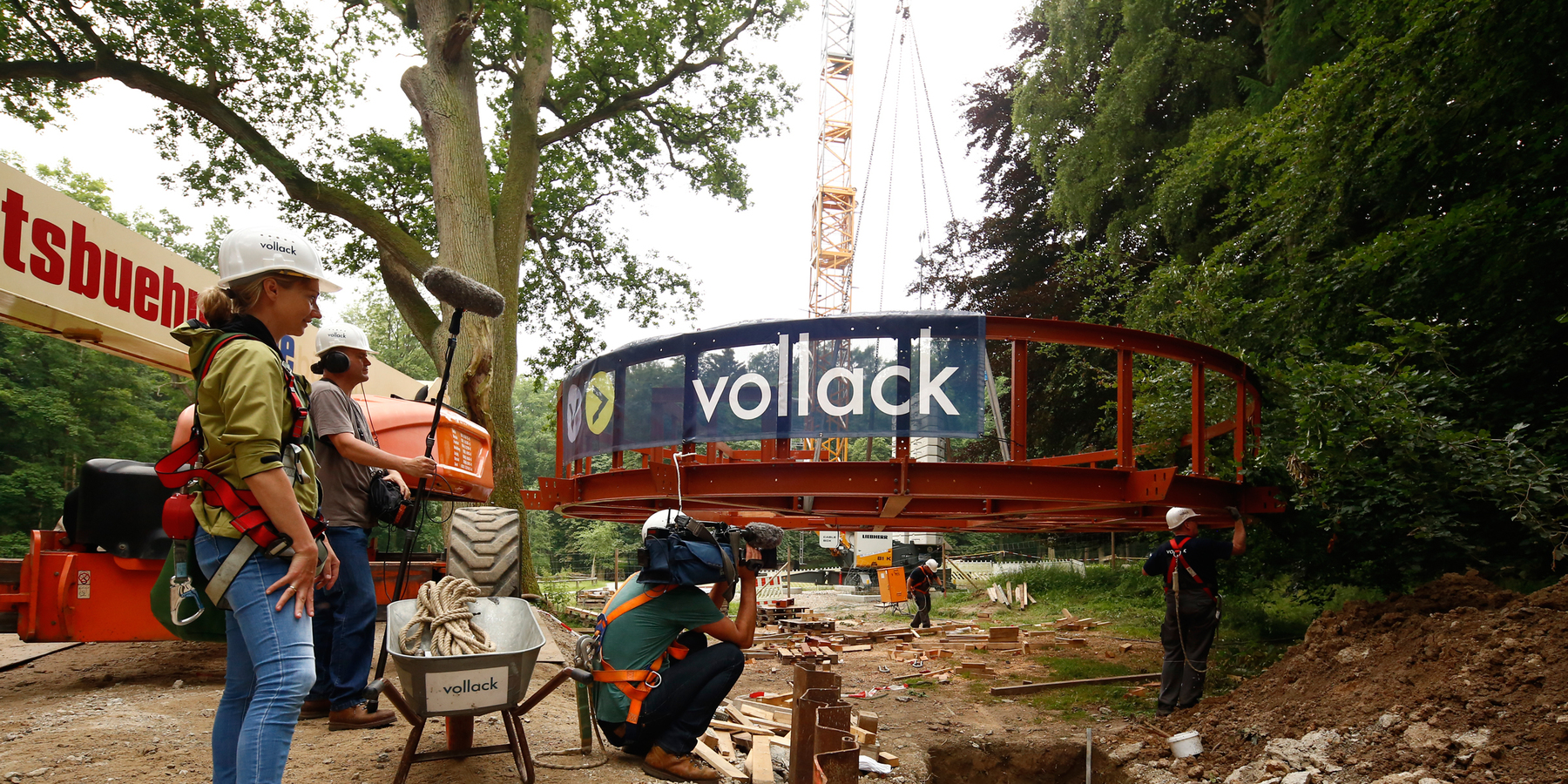 Sie hebt ab! Die Plattform wird für die Installation vorbereitet. Der NDR begleitete die Arbeiten am 29. Juni 2017. © 2017 Betrieb für Bau und Liegenschaften Mecklenburg-Vorpommern