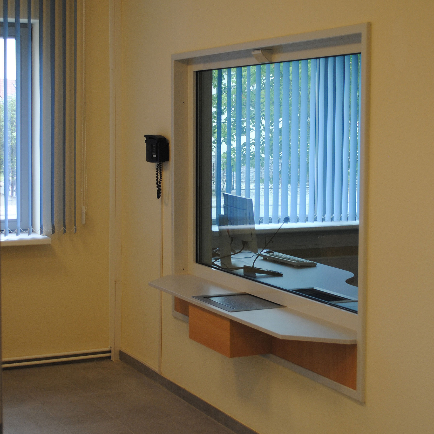 Warteraum mit Blick zum Wachraum © 2017 Betrieb für Bau und Liegenschaften Mecklenburg-Vorpommern