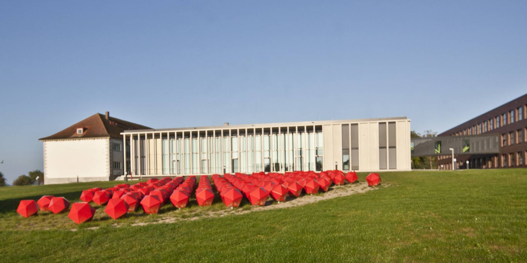 Blick auf das Karree, im Vordergrund die Flächenskulptur © Betrieb für Bau und Liegenschaften Mecklenburg-Vorpommern