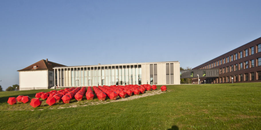 Blick auf das Karreegebäude, im Vordergrund die © Betrieb für Bau und Liegenschaften Mecklenburg-Vorpommern