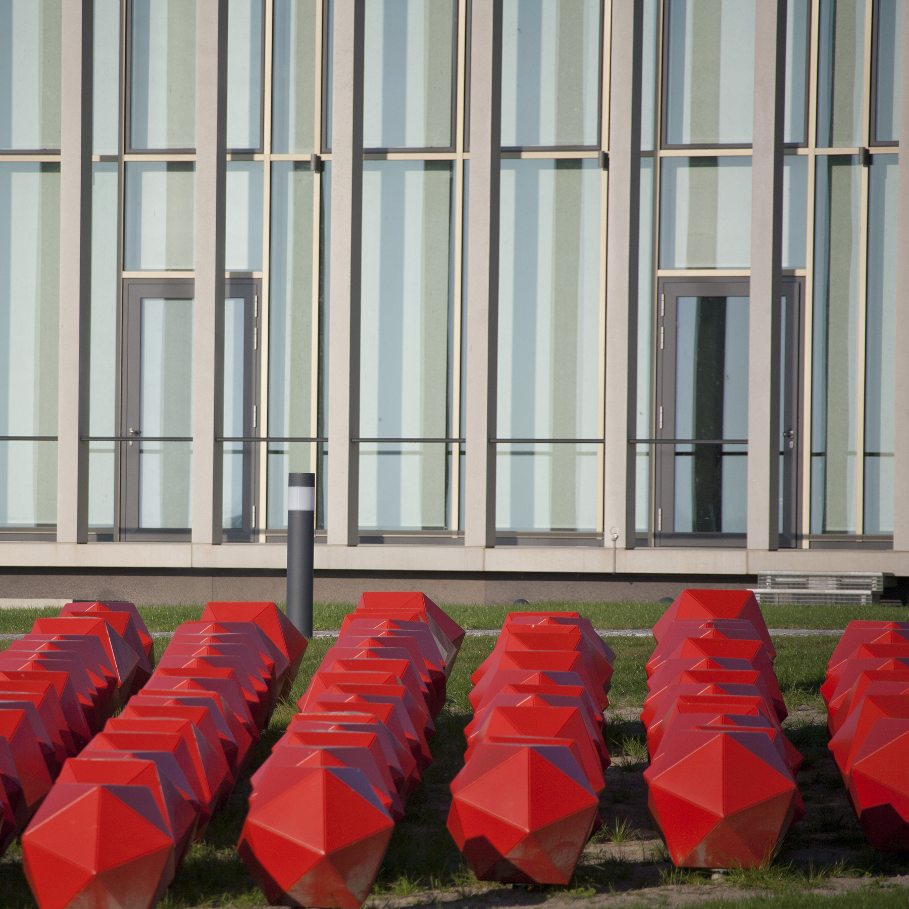 Fassadenansicht Karree mit der Flächenskulptur der Künstlerin Barbara Trautmann © Betrieb für Bau und Liegenschaften Mecklenburg-Vorpommern