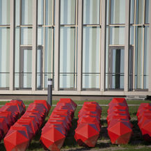 Fassadenansicht Karreegebäude mit der Flächenskulptur der Künstlerin Barbara Trautmann © Betrieb für Bau und Liegenschaften Mecklenburg-Vorpommern