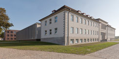 Karreegebäude - rechts das Haupthaus und links der angebaute Neubau, im Hintergrund das Stallgebäude © Betrieb für Bau und Liegenschaften Mecklenburg-Vorpommern