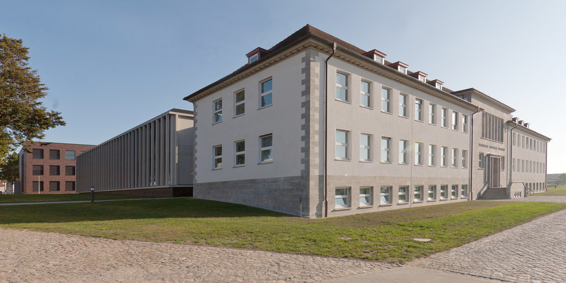 Karreegebäude - rechts das Haupthaus und links der angebaute Neubau, im Hintergrund das Stallgebäude © Betrieb für Bau und Liegenschaften Mecklenburg-Vorpommern