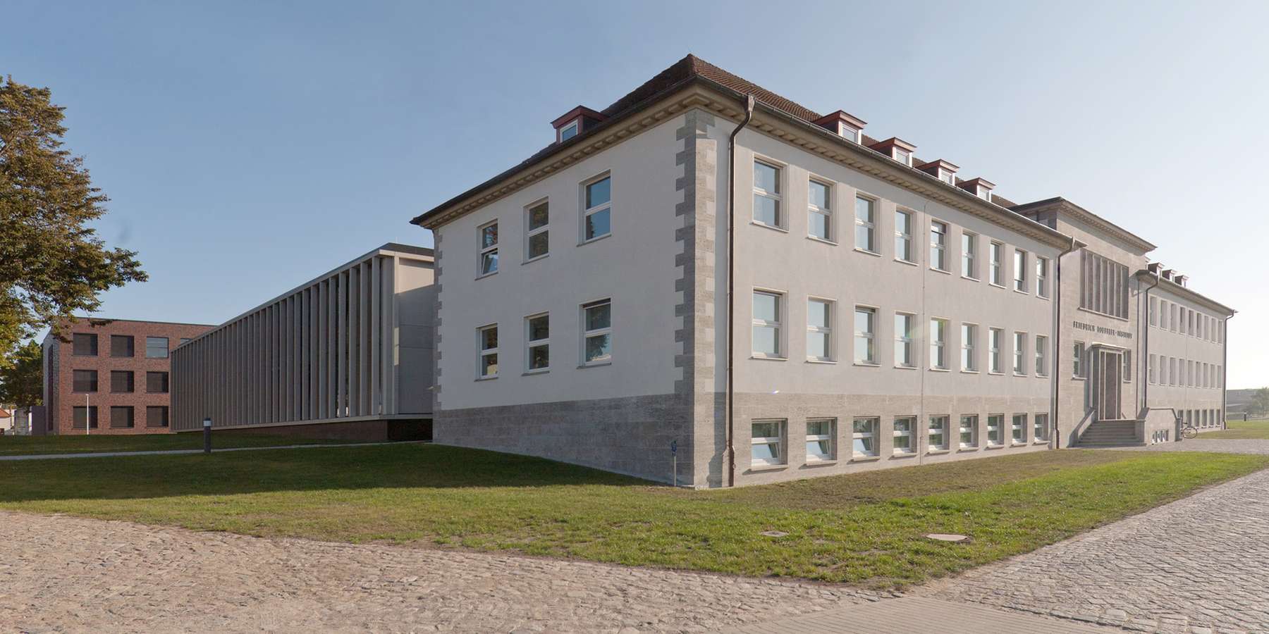 Karree - rechts das Haupthaus und links der angebaute Neubau, im Hintergrund das Stallgebäude © Betrieb für Bau und Liegenschaften Mecklenburg-Vorpommern