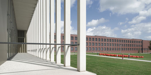 Blick vom Karree (Büro/Konferenz/Kantine-Komplex) auf das Laborgebäude und auf die Rasenfläche mit der Kunst am Bau. © Marion Schmieding/ Alexander Obst