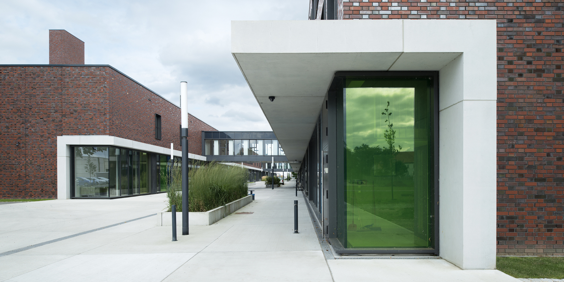 Links das Stallgebäude, rechts das Laborgebäude © Marion Schmiedling/ Alexander Obst