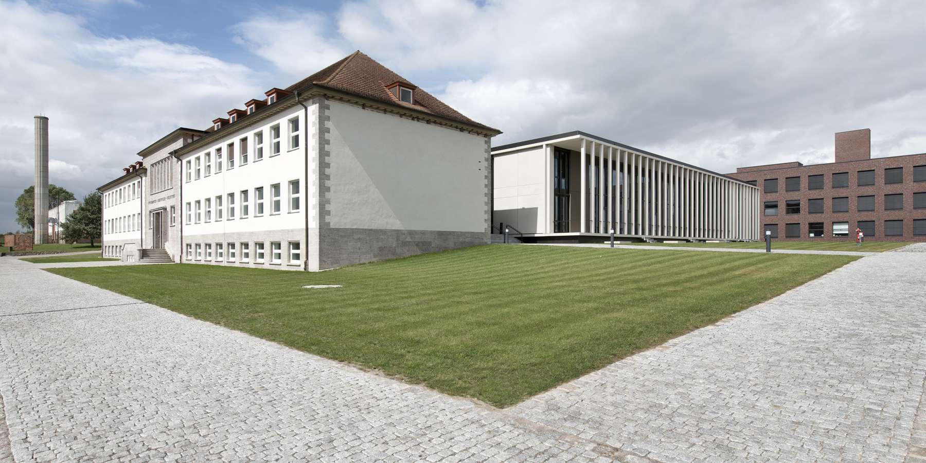 Blick auf das Karree, im Hintergrund das Laborgebäude © Marion Schmieding/ Alexander Obst