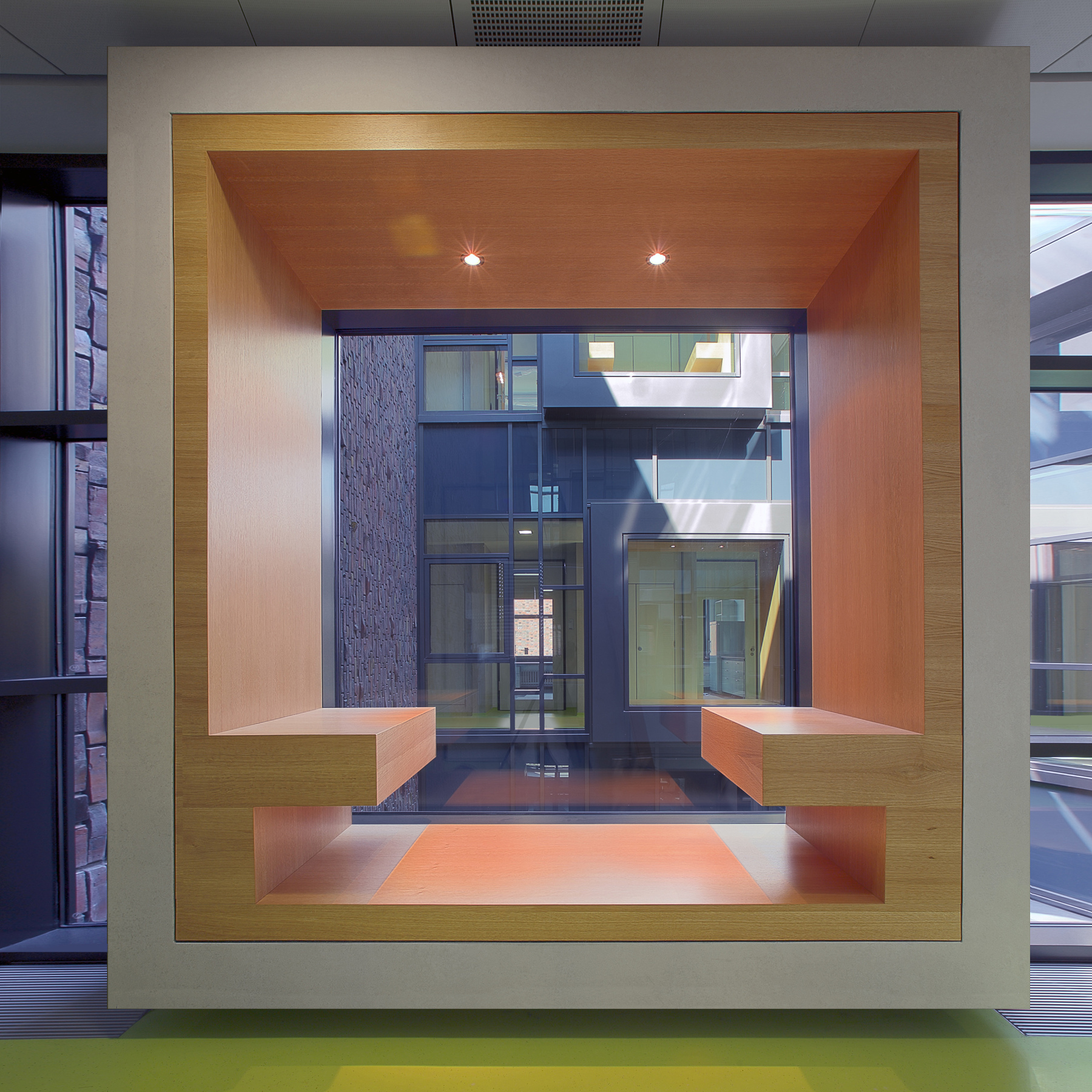 Blick in den Lichthof des Laborgebäudes © Rainer Mader