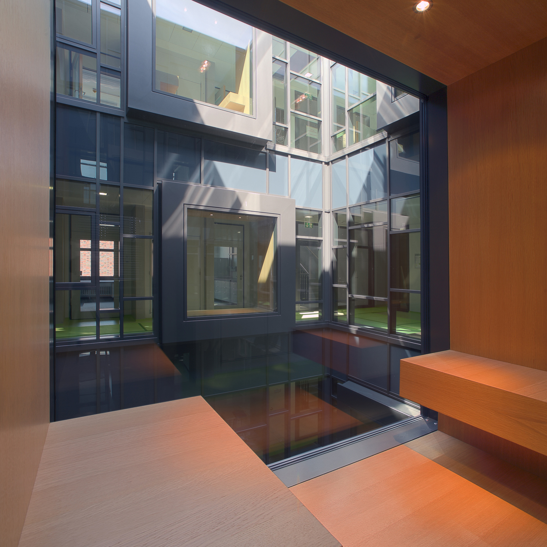 Blick in den Lichthof des Laborgebäudes © Rainer Mader