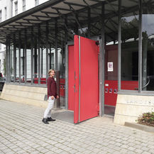 Maxi Raithel vor dem Eingang zum Dienstgebäude des BBL M-V Geschäftsbereich in Schwerin. © 2017 Betrieb für Bau und Liegenschaften Mecklenburg-Vorpommern