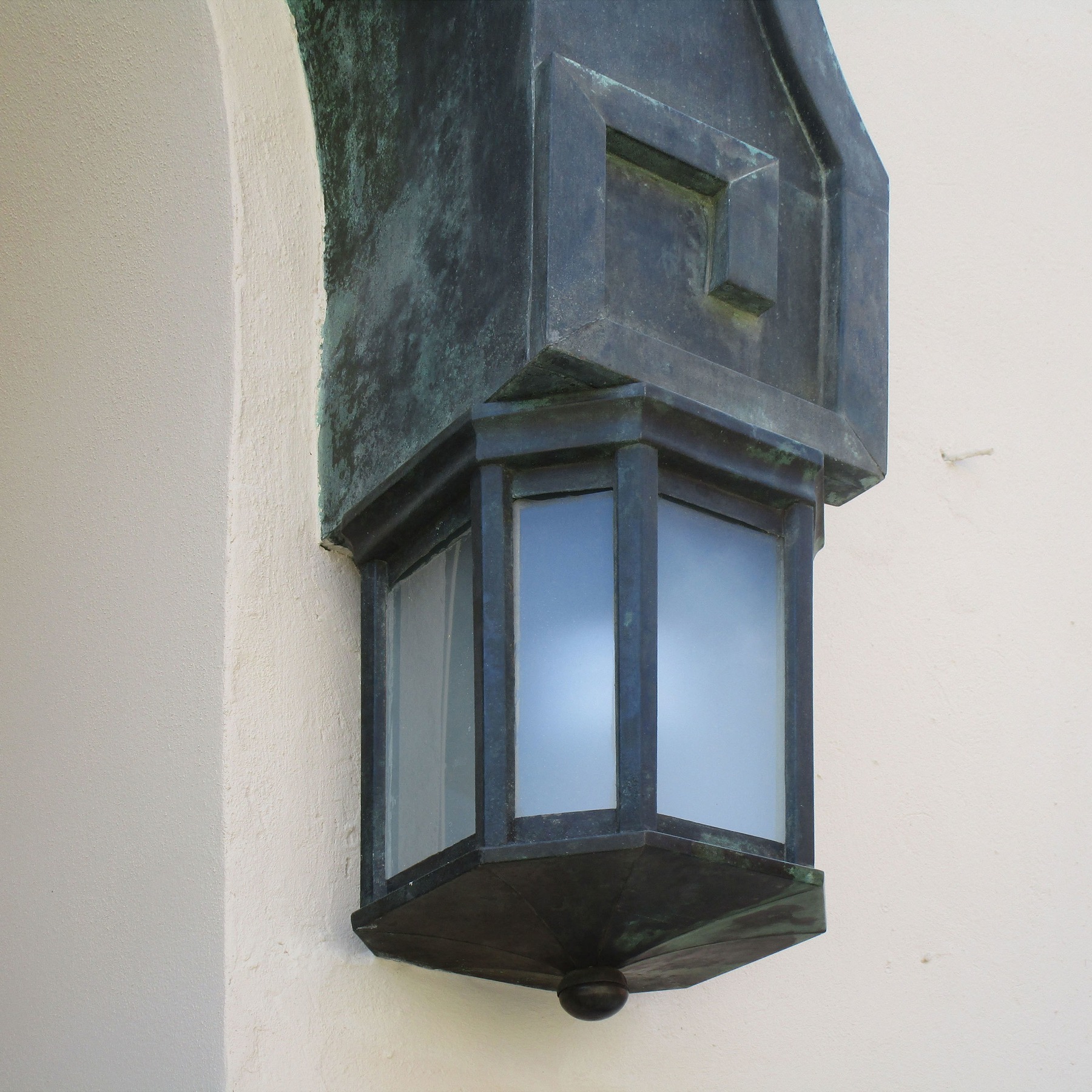 Detailansicht einer historischen Leuchte neben der Eingangstür © 2017 Betrieb für Bau und Liegenschaften Mecklenburg-Vorpommern