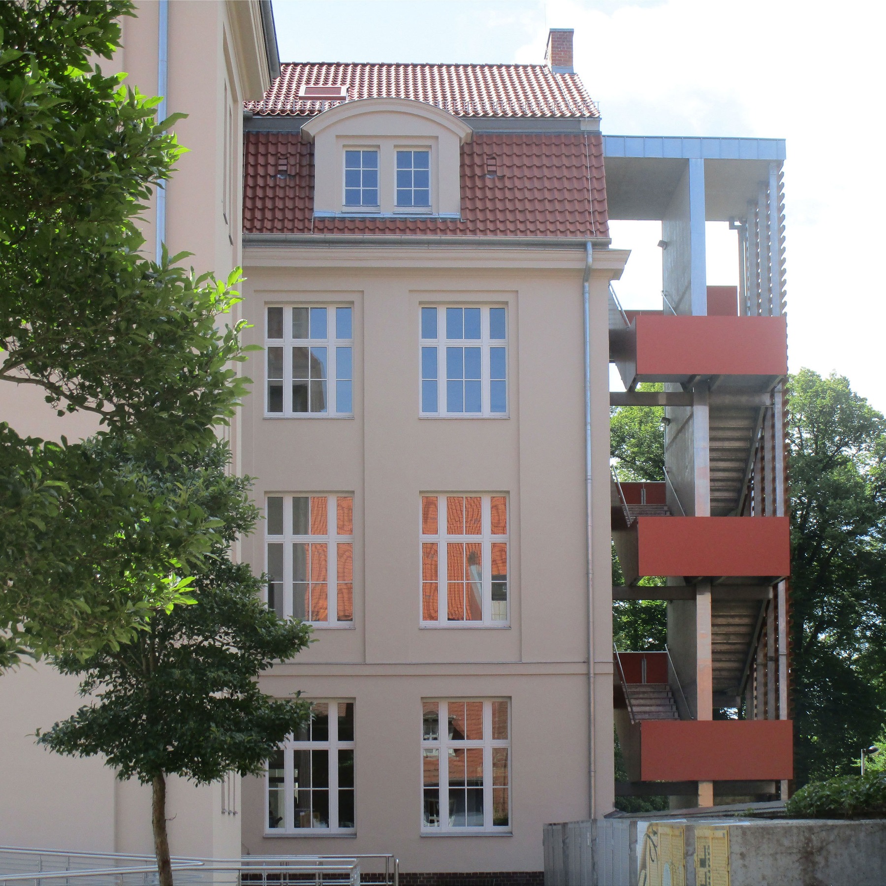 Durch die neue Außentreppe am Westgiebel wird der 2. notwendige Rettungsweg gewährleistet. © 2017 Betrieb für Bau und Liegenschaften Mecklenburg-Vorpommern