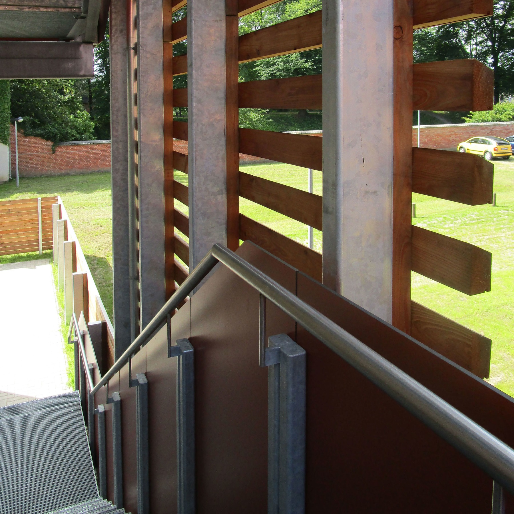 Außentreppe am Westgiebel mit Blick auf das benachbarte Gelände des Oberverwaltungsgerichtes © 2017 Betrieb für Bau und Liegenschaften Mecklenburg-Vorpommern