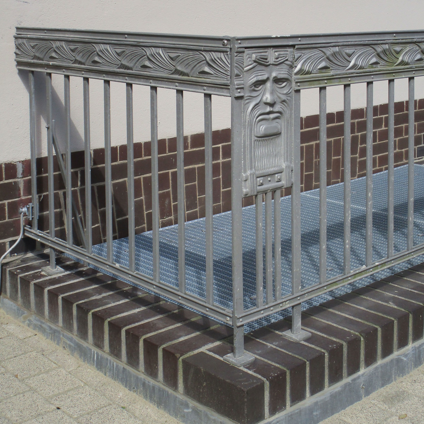 Teilansicht des sanierten Geländers im Außenbereich © 2017 Betrieb für Bau und Liegenschaften Mecklenburg-Vorpommern