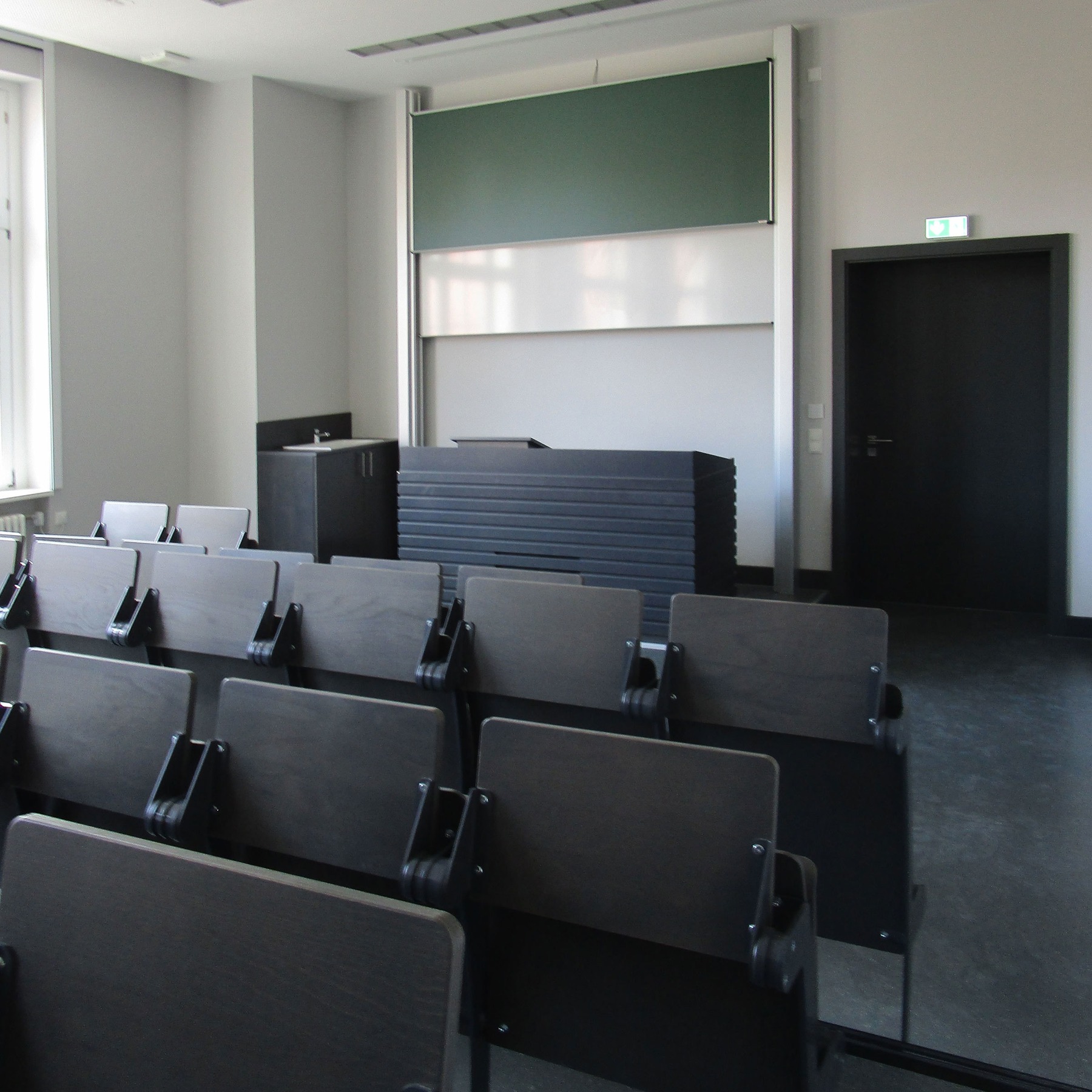 Der größere Hörsaal erhielt neben moderner Hörsaaltechnik und zeitgemäßen Einbauten auch eine neue Hörsaalbestuhlung. © 2017 Betrieb für Bau und Liegenschaften Mecklenburg-Vorpommern