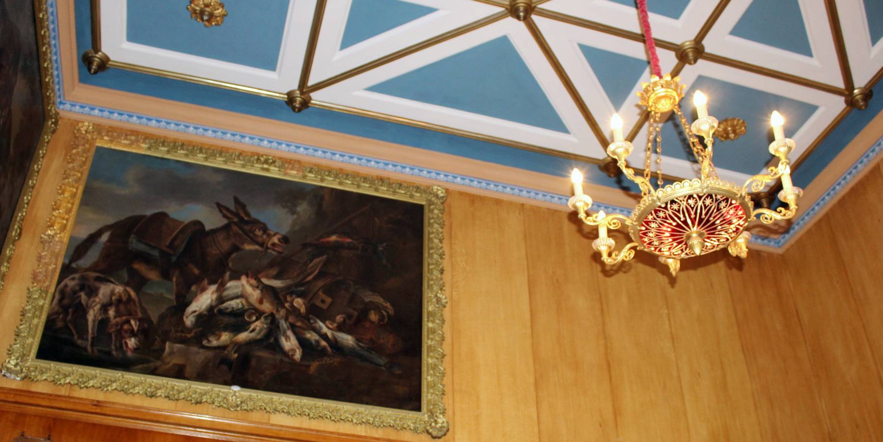 Blick an die Decke und einen restaurierten Kronleuchter. © 2017 Betrieb für Bau und Liegenschaften Mecklenburg-Vorpommern