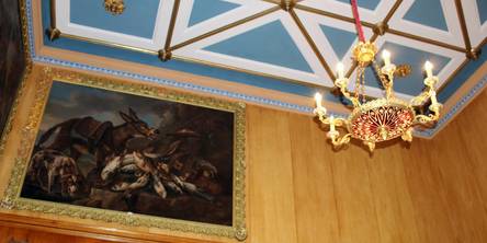 Blick an die Decke und einen restaurierten Kronleuchter. © 2017 Betrieb für Bau und Liegenschaften Mecklenburg-Vorpommern