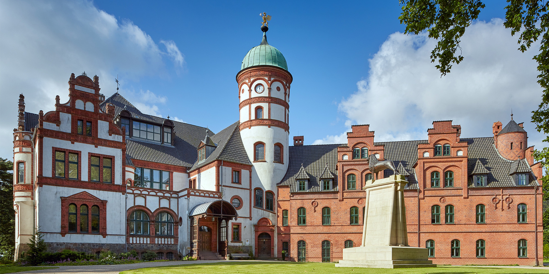 Blick auf das Schloss Wiligrad mit dem neuen Bronzenen Löwen. © 2017 Thomas Grundner