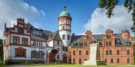 Blick auf das Schloss mit dem neuen Bronzenen Löwen. © 2017 Thomas Grundner