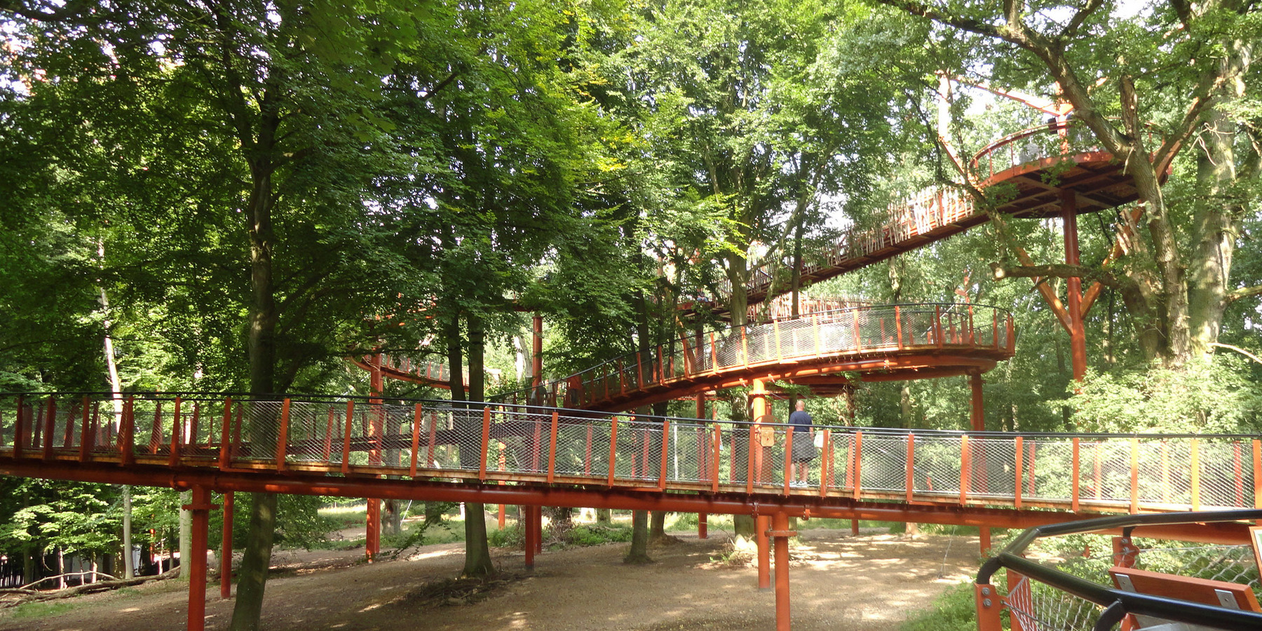 Eine Wendelrampe mit max. 6% Gefälle schlängelt sich durch den Wald allmählich nach oben. © 2017 Betrieb für Bau und Liegenschaften Mecklenburg-Vorpommern