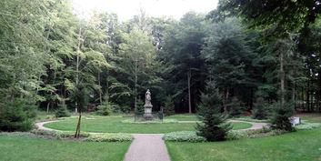 Der Platz für das Denkmal Friedrich der Fromme nach der Sanierung. © 2018 Betrieb für Bau und Liegenschaften Mecklenburg-Vorpommern