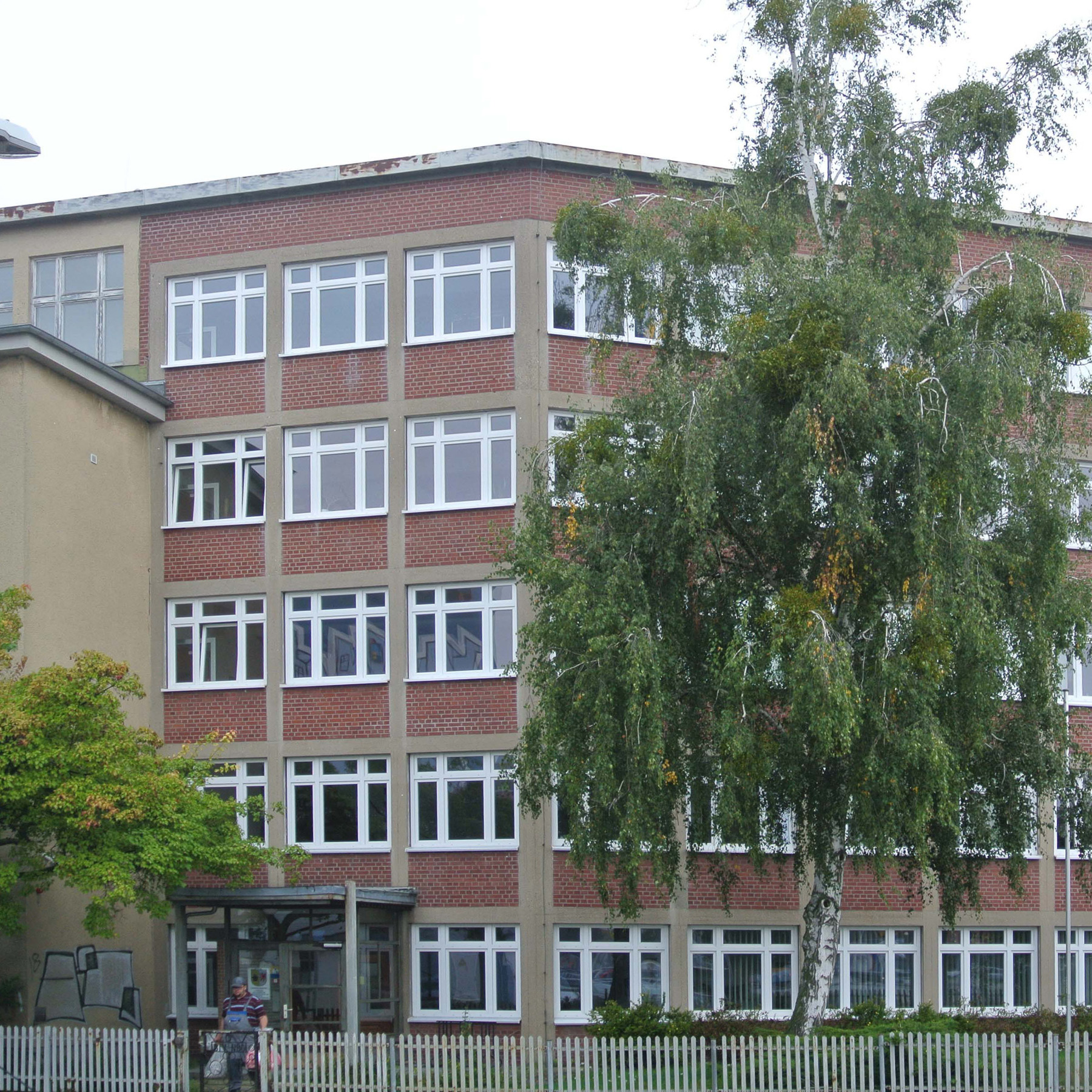 Blick auf die alte noch unsanierte  Fassade des Verwaltungstraktes © 2017 Betrieb für Bau und Liegenschaften Mecklenburg-Vorpommern