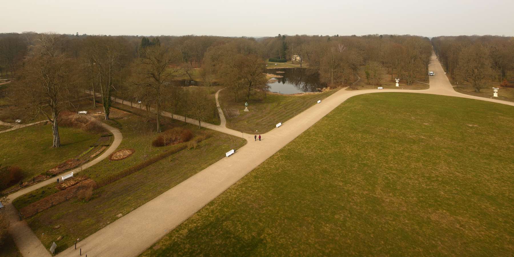 Blick über das Rasenparterre in die Hofdamenallee. © 2017 Betrieb für Bau und Liegenschaften Mecklenburg-Vorpommern